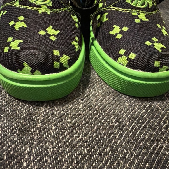 Heelys Black and Green Minecraft Creepers Size 13C Sneakers Roller Shoes Unisex - Picture 9 of 12
